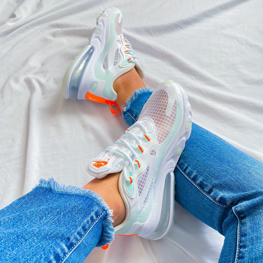 NWT Wmns Air Max 270 React SE 'Hyper Crimson'